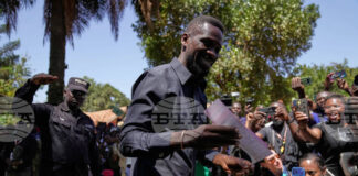 Армията в Уганда отрече твърдения, че ден след президентските избори е отвлякла кандидата на опозицията Боби Уайн