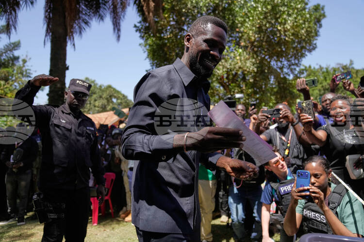 Армията в Уганда отрече твърдения, че ден след президентските избори е отвлякла кандидата на опозицията Боби Уайн