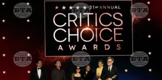 Актьорите и режисьорът Пол Томас Андерсън (вдясно) приемат приза за най-добър филм за "Битка след битка" на наградите "Изборът на критиците". Снимка: АП/