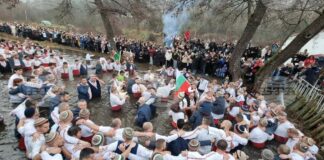 Стотици мъже и тази година се включиха в традиционното мъжко хоро на Богоявление в Калофер