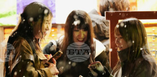 Близо 40 на сто от младите японци предпочитат новогодишните подаръци да са под формата на електронен превод, но средната сума за „отошидама“ намалява тази година