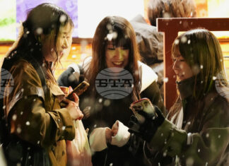 Близо 40 на сто от младите японци предпочитат новогодишните подаръци да са под формата на електронен превод, но средната сума за „отошидама“ намалява тази година