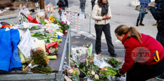 Опечалени поставят цветя близо до бар "Констеласион" в Кран Монтана, 1 януари 2026 г.