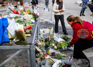 Опечалени поставят цветя близо до бар "Констеласион" в Кран Монтана, 1 януари 2026 г.