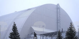 Чернобилската АЕЦ вече е свързана с украинската енергийна мрежа и нивото на радиация е нормално, обяви Киев