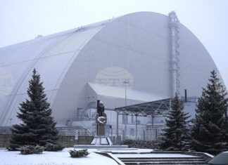 Чернобилската АЕЦ вече е свързана с украинската енергийна мрежа и нивото на радиация е нормално, обяви Киев