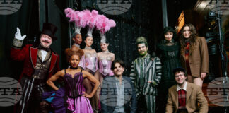 Четири представления на режисьора Алекс Тимбърс едновременно се играят на Бродуей