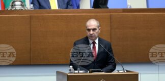 Държавата може да поставя идеи за визията на летище София при конкретни предложения, заяви Гроздан Караджов