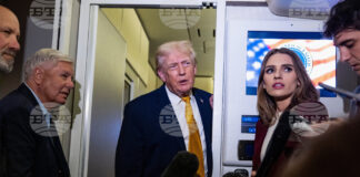 Президентът на САЩ Доналд Тръмп говори с репортери на борда на самолета си "Еър Форс 1"