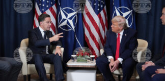 Президентът на САЩ Донлад Тръмп разговаря с генералния секретар на НАТО Марк Рюте в кулоарите на годишната среща на Световния икономически форум в Давос, 21 януари 2026 г. Снимка: АП/