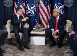 Президентът на САЩ Донлад Тръмп разговаря с генералния секретар на НАТО Марк Рюте в кулоарите на годишната среща на Световния икономически форум в Давос, 21 януари 2026 г. Снимка: АП/