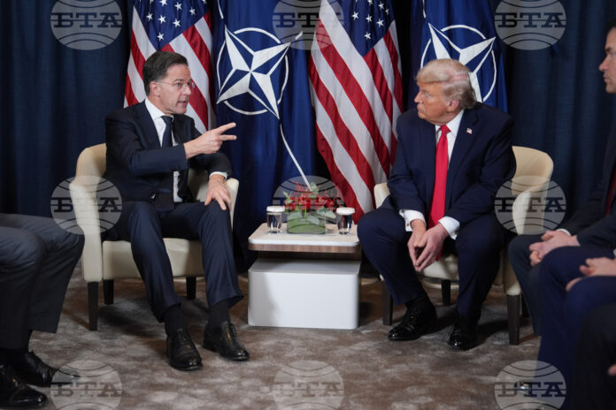 Президентът на САЩ Донлад Тръмп разговаря с генералния секретар на НАТО Марк Рюте в кулоарите на годишната среща на Световния икономически форум в Давос, 21 януари 2026 г. Снимка: АП/