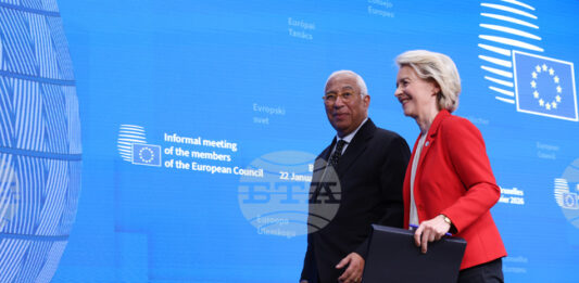 Председателите на Европейския съвет Антонио Коща (вляво) и на Европейската комисия Урсула фон дер Лайен след извънредното заседание на лидерите на страните от ЕС (