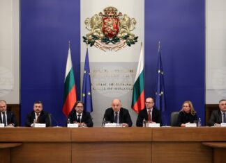 Гражданите и търговците да се снабдят с необходимите количества евро, а не да чакат последния момент, призова Владимир Иванов ДОПЪЛНЕНА
Гражданите и търговците да се снабдят с необходимите количества евро, а не да чакат последния момент, призова Владимир Иванов