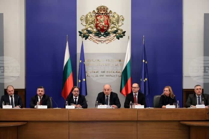 ДОПЪЛНЕНА
                                                                                                Гражданите и търговците да се снабдят с необходимите количества евро, а не да чакат последния момент, призова Владимир Иванов