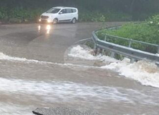 Два пътни участъка в община Ивайловград са затворени заради наводнения, съобщи Областната администрация в Хасково