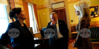 Външният министър на Дания Ларс Льоке Расмусен и гренландската му колежка Вивиан Моцфелт преди срещата в Белия дом с американския вицепрезидент Джей Ди Ванс и държавния секретар Марко Рубио, 14 януари 2026 г