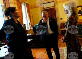 Външният министър на Дания Ларс Льоке Расмусен и гренландската му колежка Вивиан Моцфелт преди срещата в Белия дом с американския вицепрезидент Джей Ди Ванс и държавния секретар Марко Рубио, 14 януари 2026 г