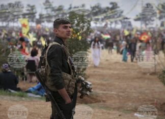 Расте напрежението между Ирак и Иран заради кюрдски бойци и бази Кюрдски боец на пост по време на празненства по случай Невруз (Персийската нова година) в Камишли, Сирия, 21 март 2025 г.