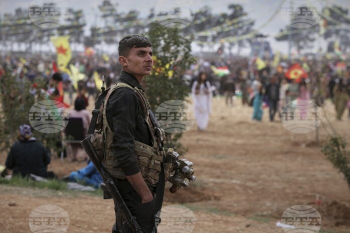 Кюрдски боец на пост по време на празненства по случай Невруз (Персийската нова година) в Камишли, Сирия, 21 март 2025 г.