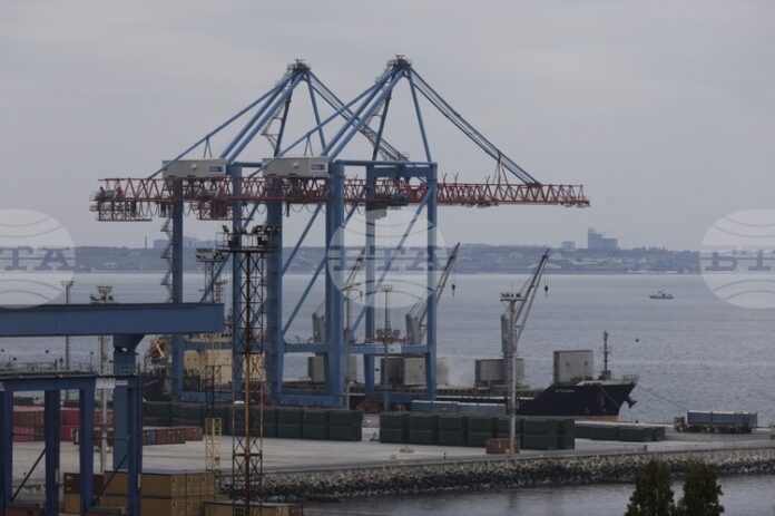 Един човек загина при руско нападение срещу пристанища в Одеска област днес, обяви областният управител; най-малко 8 са пострадалите