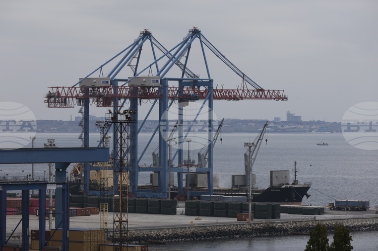 Всички свързани служби са на мястото на инцидента за да