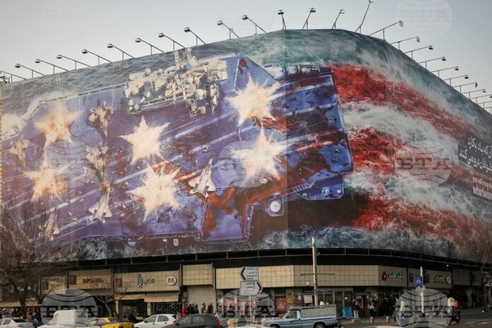 Билборд в центъра на Техеран, на който е изобразен повреден американски самолетоносач и надпис на фарси и на английски: "Ако посееш вятъра, ще пожънеш вихрушката", 25 януари 2026 година. Билборд в центъра на Техеран, на който е изобразен повреден американски самолетоносач и надпис на фарси и на английски: "Ако посееш вятъра, ще пожънеш вихрушката", 25 януари 2026 година.