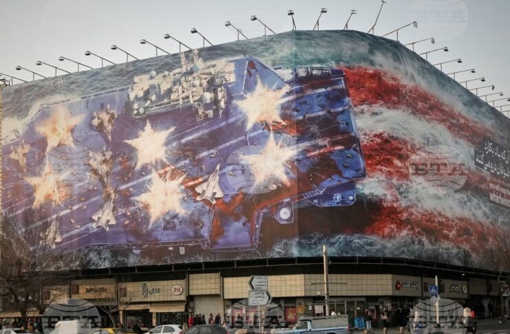 Билборд в центъра на Техеран, на който е изобразен повреден американски самолетоносач и надпис на фарси и на английски: "Ако посееш вятъра, ще пожънеш вихрушката", 25 януари 2026 година.