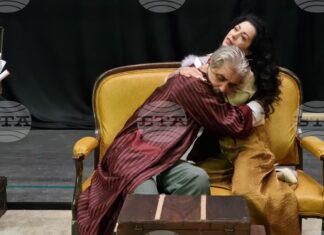 Елена Петрова и Драматичен театър – Ямбол ще гостуват в Търговище с постановката „За кого се вдига завесата“