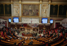 Френското правителство оцеля при първия от два вота на недоверие срещу бюджета за 2026 г.