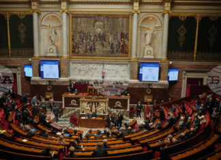 Френското правителство оцеля при първия от два вота на недоверие срещу бюджета за 2026 г. Френското правителство оцеля при първия от два вота на недоверие срещу бюджета за 2026 г.