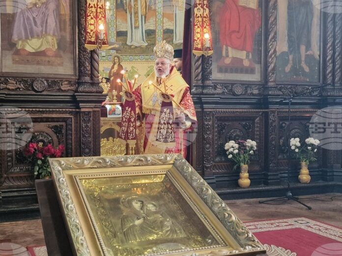 Господи, благослови настъпващата година с твоята благост и човеколюбие, каза Господи, благослови настъпващата година с твоята благост и човеколюбие, каза Старозагорският митрополит Киприан в молебен за Новата година