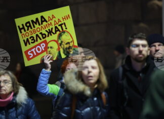 Граждани протестират в центъра на София с искане за провеждане на честни избори със 100% машинно отчитане на резултатите