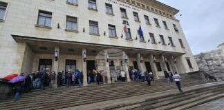 Граждани се редят на опашка пред БНБ за първата българска колекционерска евромонета