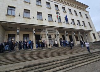 Граждани се редят на опашка пред БНБ за първата българска колекционерска евромонета