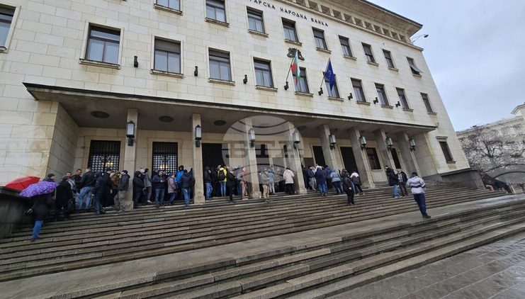 Граждани се редят на опашка пред БНБ за първата българска колекционерска евромонета