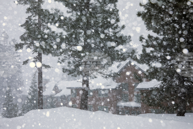 Хотел и параклис изградени от единични ледени структури с куполна