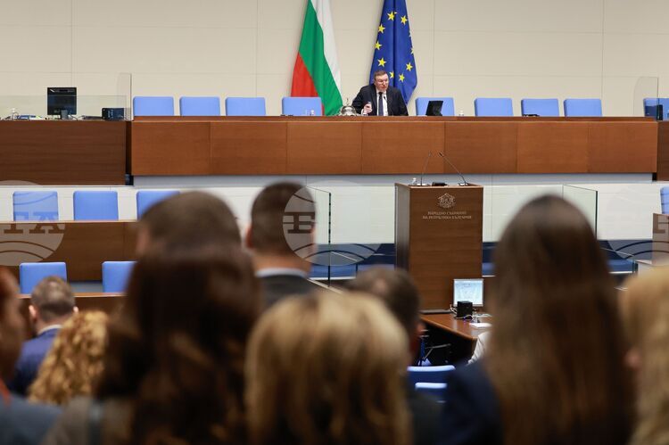 И при втория опит депутатите не успяха да съберат кворум за начало на заседанието, последният опит ще е в 10:00 часа