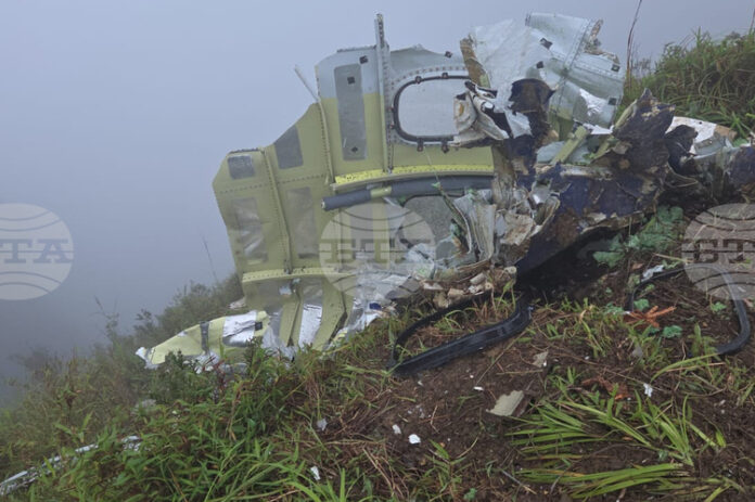 Индонезийски спасителни екипи откриха отломките на изчезнал малък самолет