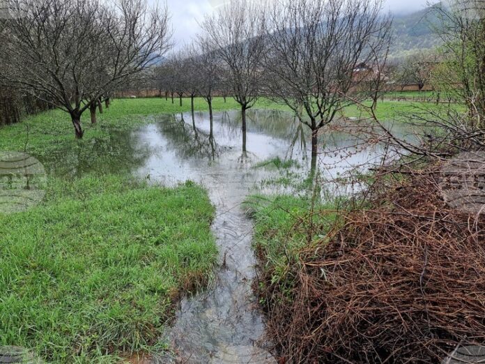 Избягвайте дерета и реки и не стойте на открито, съветват Избягвайте дерета и реки и не стойте на открито, съветват от пожарната във връзка с предупреждението за влошаването на времето
