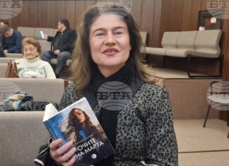 Изкуственият интелект може и да сe научи добре да анализира, но не и да пресъздава чувство, каза в Хасково писателката Светлана Николова Изкуственият интелект може и да сe научи добре да анализира, но не и да пресъздава чувство, каза в Хасково писателката Светлана Николова