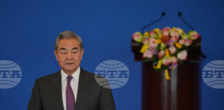 Китайският външен министър Ван И заяви, че Пекин не може да приеме страни да действат като "световен съдия" на фона на залавянето на Мадуро