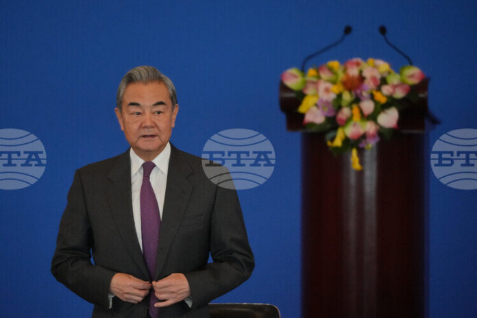 Китайският външен министър Ван И заяви, че Пекин не може да приеме страни да действат като "световен съдия" на фона на залавянето на Мадуро