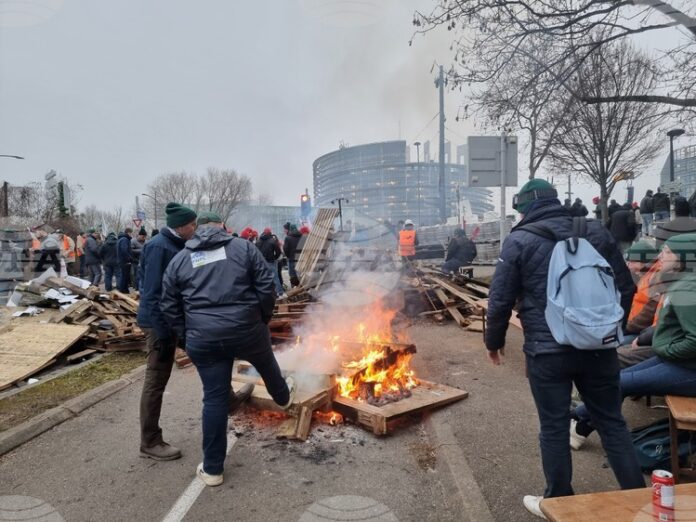 Кратки сблъсъци избухнаха между протестиращите земеделци и полицията пред Европейския парламент