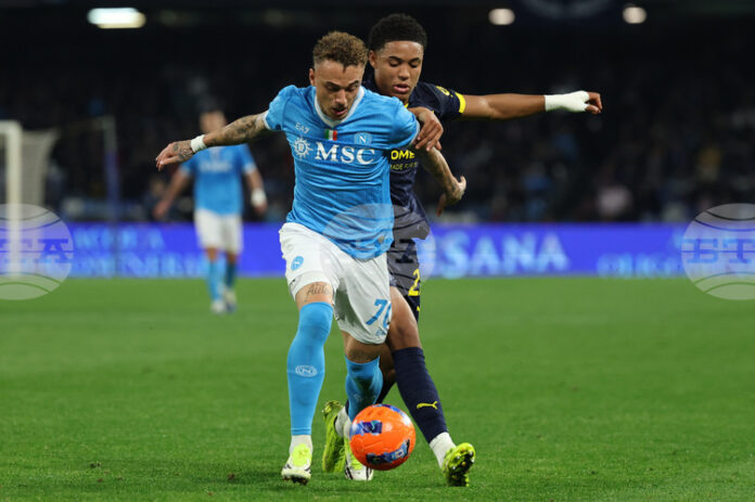 Крилото на Наполи Ноа Ланг ще играе под наем до края на сезона в турския Галатасарай