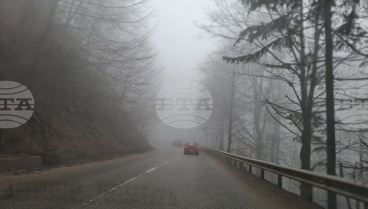Мъгла намалява видимостта на проходите Шипка и Петрохан, и в областите Бургас, Враца и Търговище