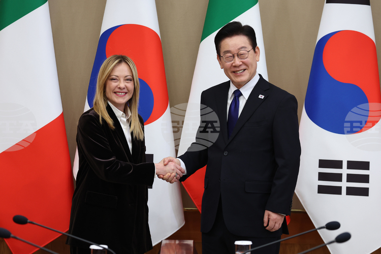 Срещата беше първата визита на италиански премиер в Южна Корея