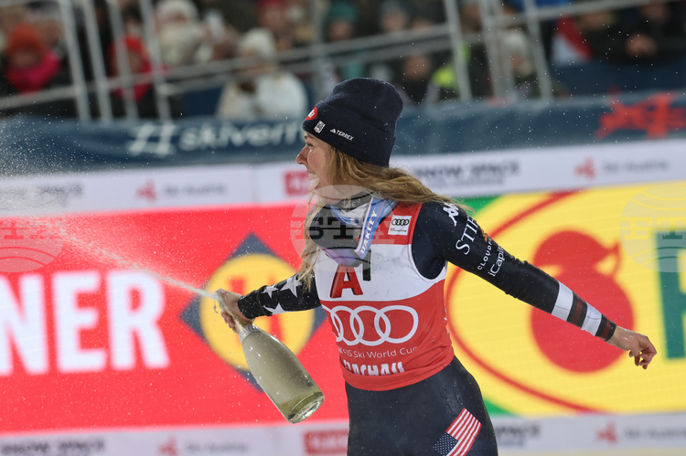 Микаела Шифрин грабна победата в нощния слалом във Флахау Австрия