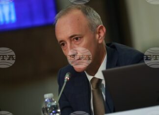 Министърът на образованието в оставка Красимир Вълчев ще открие два STEM центъра и нов физкултурен салон в област Пловдив