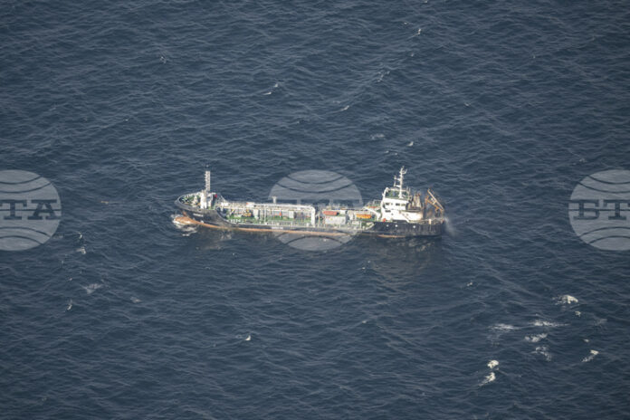 Моряк, обявен за изчезнал преди дни, беше намерен жив на борда на танкер в Германия